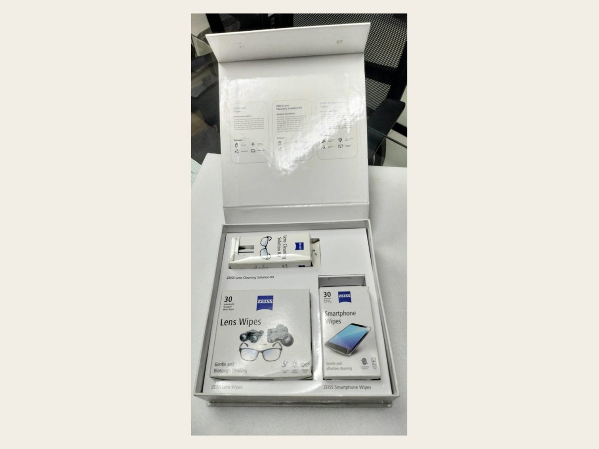Rigid presenter box holding literature and product samples